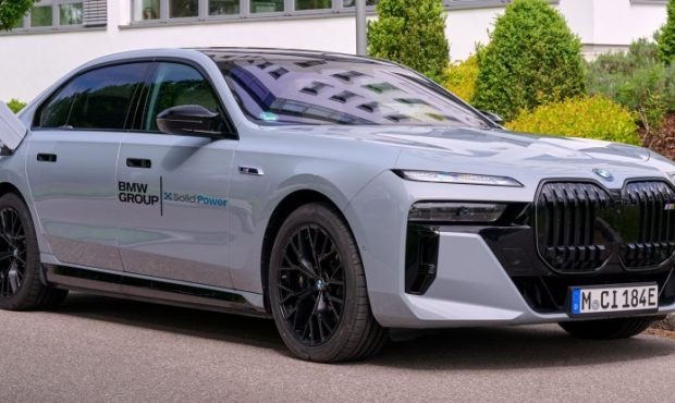BMW آزمایش i7 را با باتری حالت جامد شروع می کند BMW آزمایش i7 را با باتری حالت جامد شروع می کند